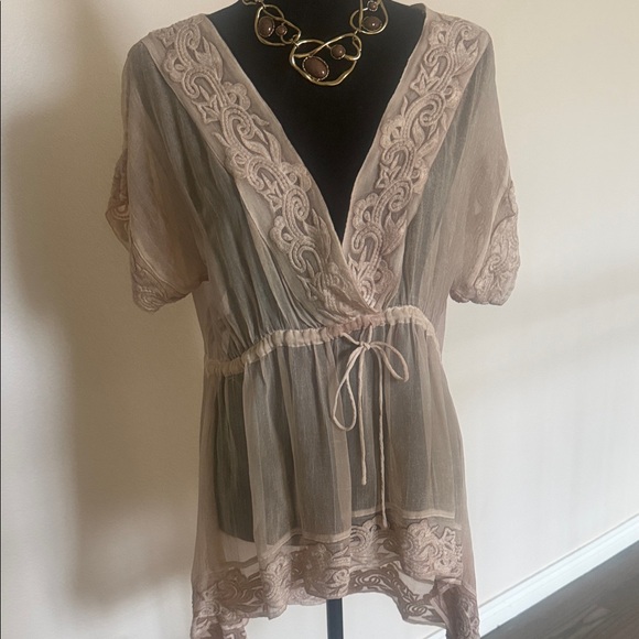 Yauvan Tops - Elegant Sheer Lace Hi-Low Blouse - Cream